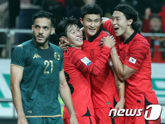 13일 오후 마포구 성산동 서울월드컵경기장에서 열린 하나은행 초청 축구 국가대표팀 평가전 대한민국과 튀니지의 경기에서 김민재가 팀 세 번째 골을 터트린 뒤 이강인, 조규성과 기쁨을 나누고 있다. 2023.10.13/뉴스1 © News1 박정호 기자