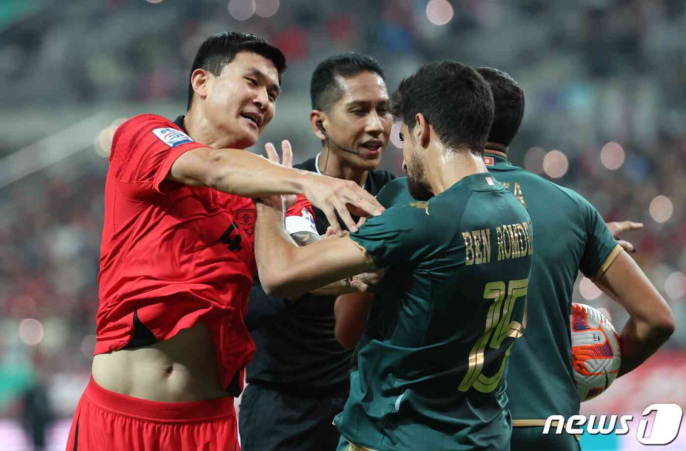 김민재가 13일 오후 서울 마포구 상암동 서울월드컵경기장에서 열린 축구 국가대표 평가전 대한민국과 튀니지의 경기에서 튀니지 벤 롬단과 언쟁을 벌이고 있다. 2023.10.13/뉴스1 © News1 김도우 기자