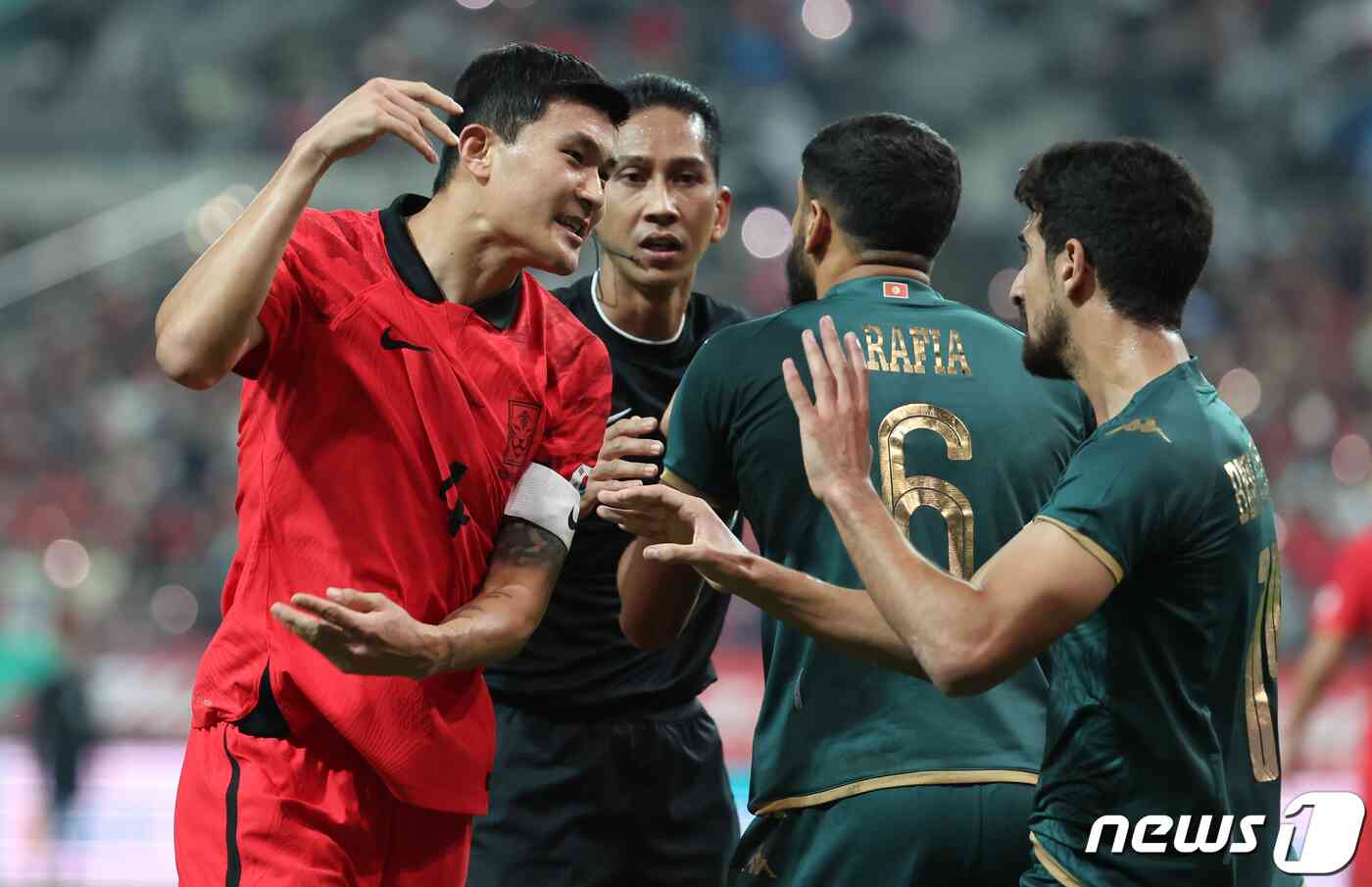 김민재가 13일 오후 서울 마포구 상암동 서울월드컵경기장에서 열린 축구 국가대표 평가전 대한민국과 튀니지의 경기에서 튀니지 벤 롬단과 언쟁을 벌이고 있다. 2023.10.13/뉴스1 © News1 김도우 기자