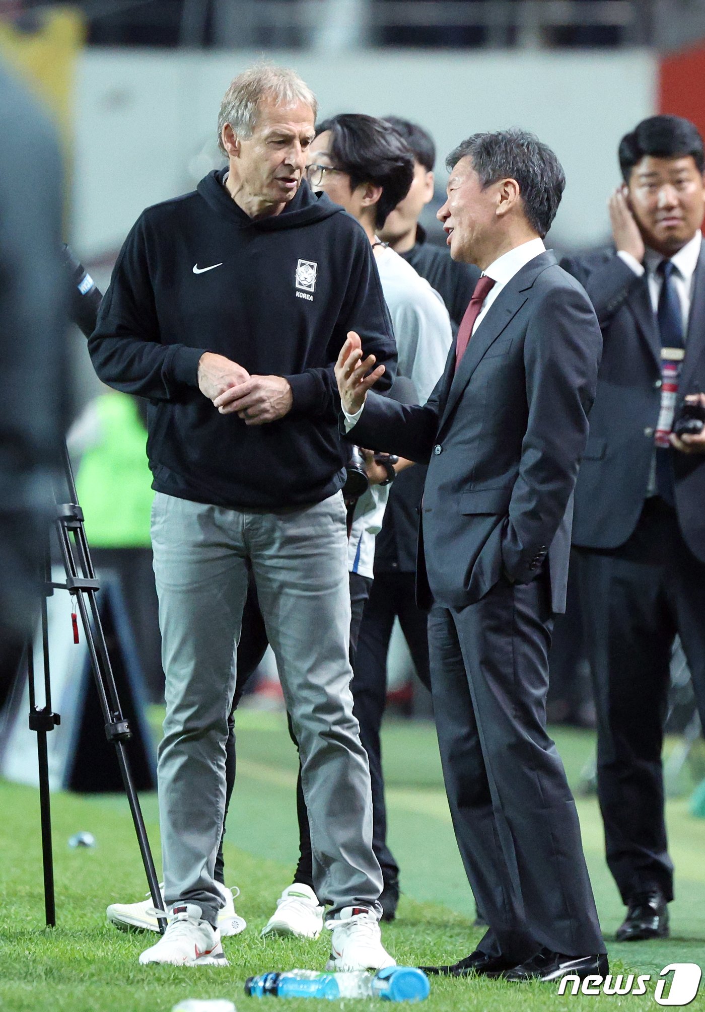 13일 오후 마포구 성산동 서울월드컵경기장에서 열린 하나은행 초청 축구 국가대표팀 평가전 대한민국과 튀니지의 경기에서 4:0 승리를 거둔 클린스만 감독이 정몽규 대한축구협회장과 대화를 나누고 있다. 2023.10.13/뉴스1 ⓒ News1 박정호 기자