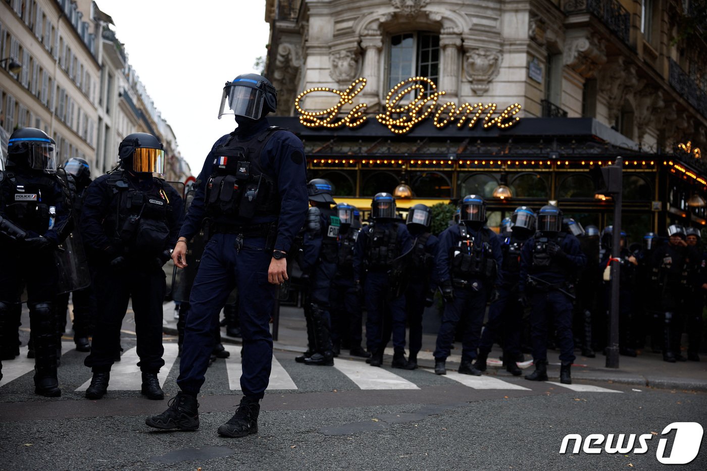 본문 이미지 - 13일(현지시간) 프랑스 파리에서 경찰이 시위가 진행 중인 거리 위에 배치돼 있다. 2023.10.14/ ⓒ 로이터=뉴스1 ⓒ News1 권진영 기자