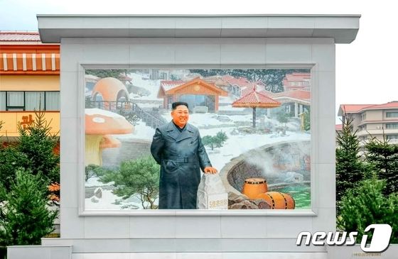 양덕온천문화휴양지에 설치된 김정은 모자이크 벽화