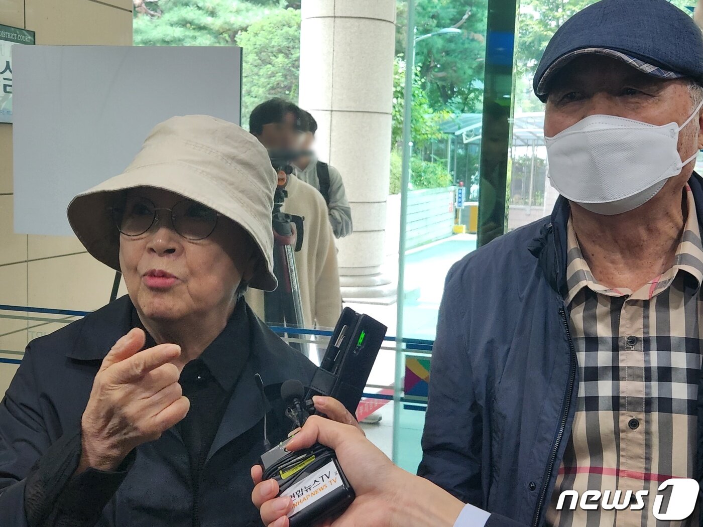 본문 이미지 - 박수홍 어머니 지모씨와 아버지 박모씨. ⓒ News1