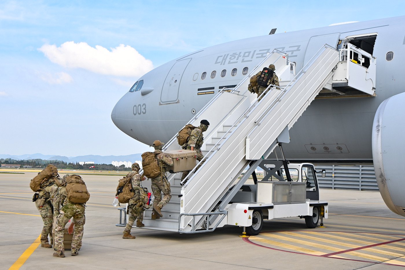 지난 13일 공군 공정통제사&#40;CCT&#41;가 긴급 해외공수 임무를 위해 KC-330 항공기에 탑승하고 있다.&#40;국방부 제공&#41;