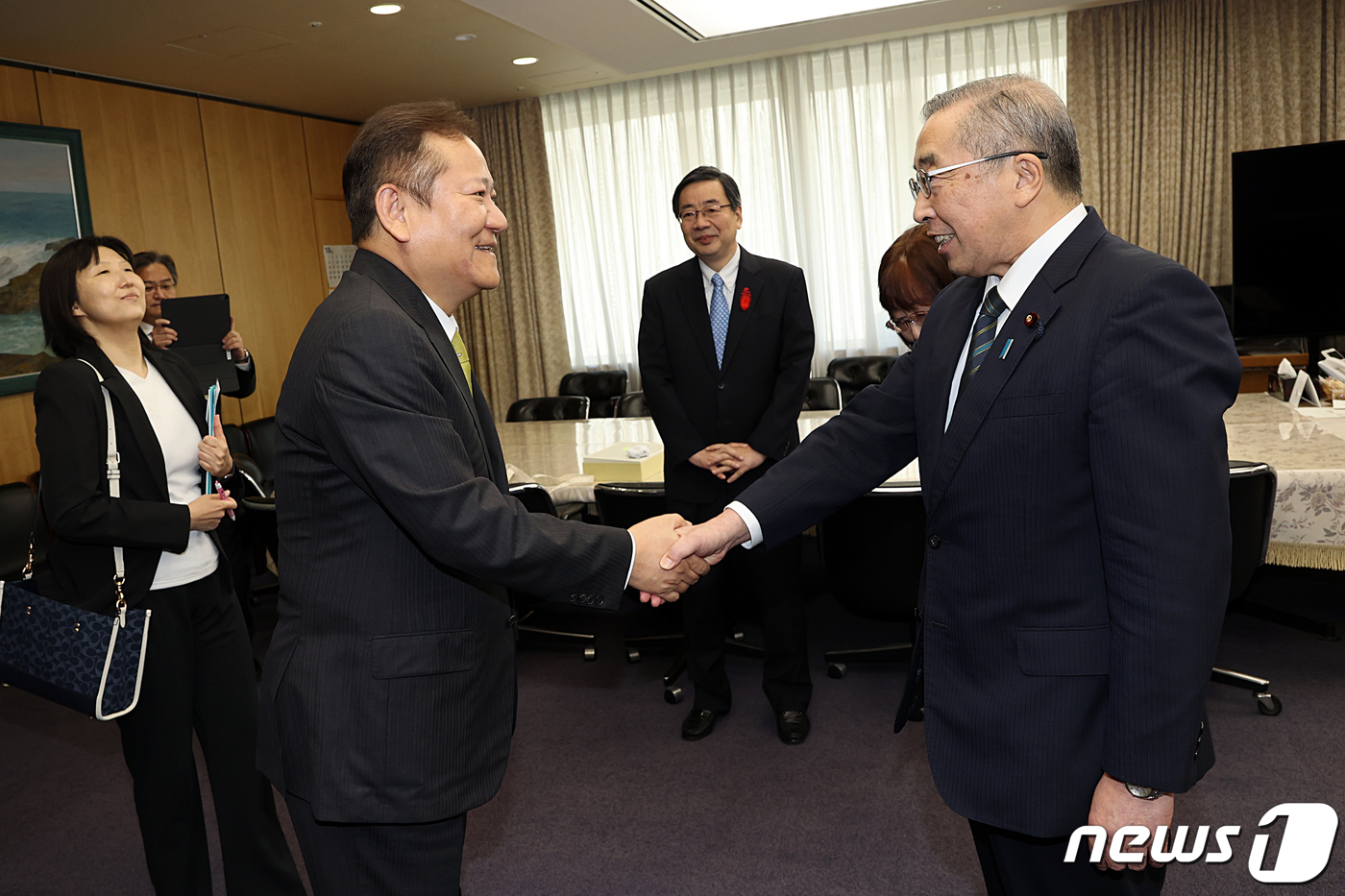 (서울=뉴스1) 민경석 기자 = 이상민 행정안전부 장관이 13일 오후 일본 총무성을 방문해 스즈키 준지 일본 총무대신과 만나 악수를 나누고 있다.(행정안전부 제공) 2023.10. …