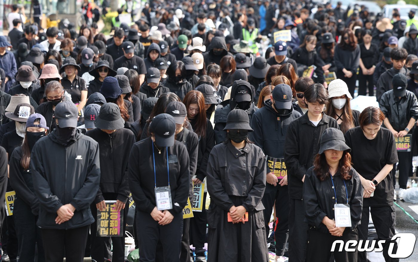 14일 서울 여의도 국회 앞에서 열린 &#39;교육을 교육답게&#39; 제10차 전국교사집회에서 교사들이 고인이 된 동료 교사를 위한 추모 묵념을 하고 있다. 2023.10.14/뉴스1 ⓒ News1 김민지 기자