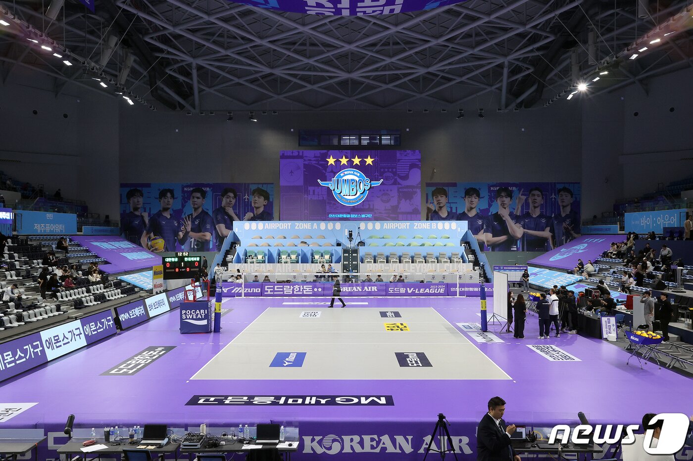 본문 이미지 - 남자 프로배구 대한항공이 홈구장인 인천 계양체육관을 새롭게 꾸몄다. (대한항공 배구단 제공) ⓒ News1 