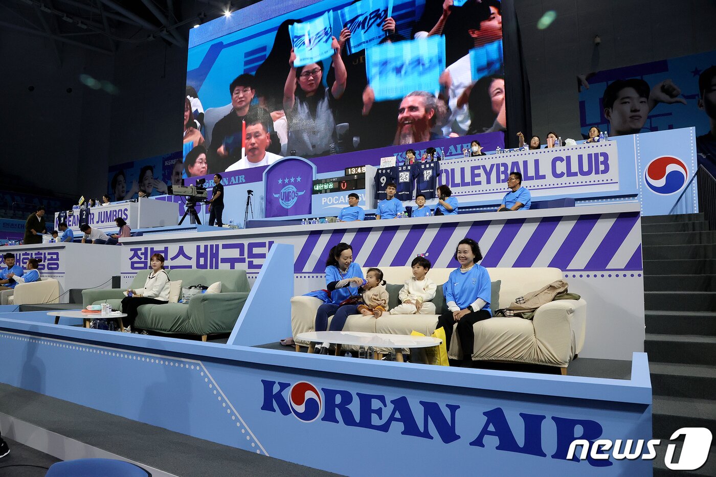 본문 이미지 - 남자 프로배구 대한항공이 홈구장인 인천 계양체육관을 새롭게 꾸몄다. (대한항공 배구단 제공) ⓒ News1 