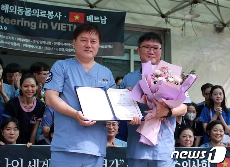 본문 이미지 - 김재영 대표는 8일 방인준 수의사를 국경없는 수이사회 베트남 지부장으로 임명했다.(수의사회 제공) ⓒ 뉴스1