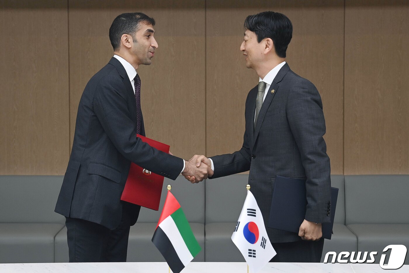 본문 이미지 - 안덕근 통상교섭본부장과 타니 빈 아흐메드 알 제유디(Thani bin Ahmed Al Zeyoudi) UAE(아랍에미리트) 경제부 대외무역 특임장관이 14일 오후 서울 중구 대한상공회의소에서 열린 '한-UAE 포괄적경제동반자협정(CEPA) 협상 타결 서명식'에 참석해 악수를 나누고 있다.(산업통상자원부 제공) 2023.10.14/뉴스1 ⓒ News1 민경석 기자