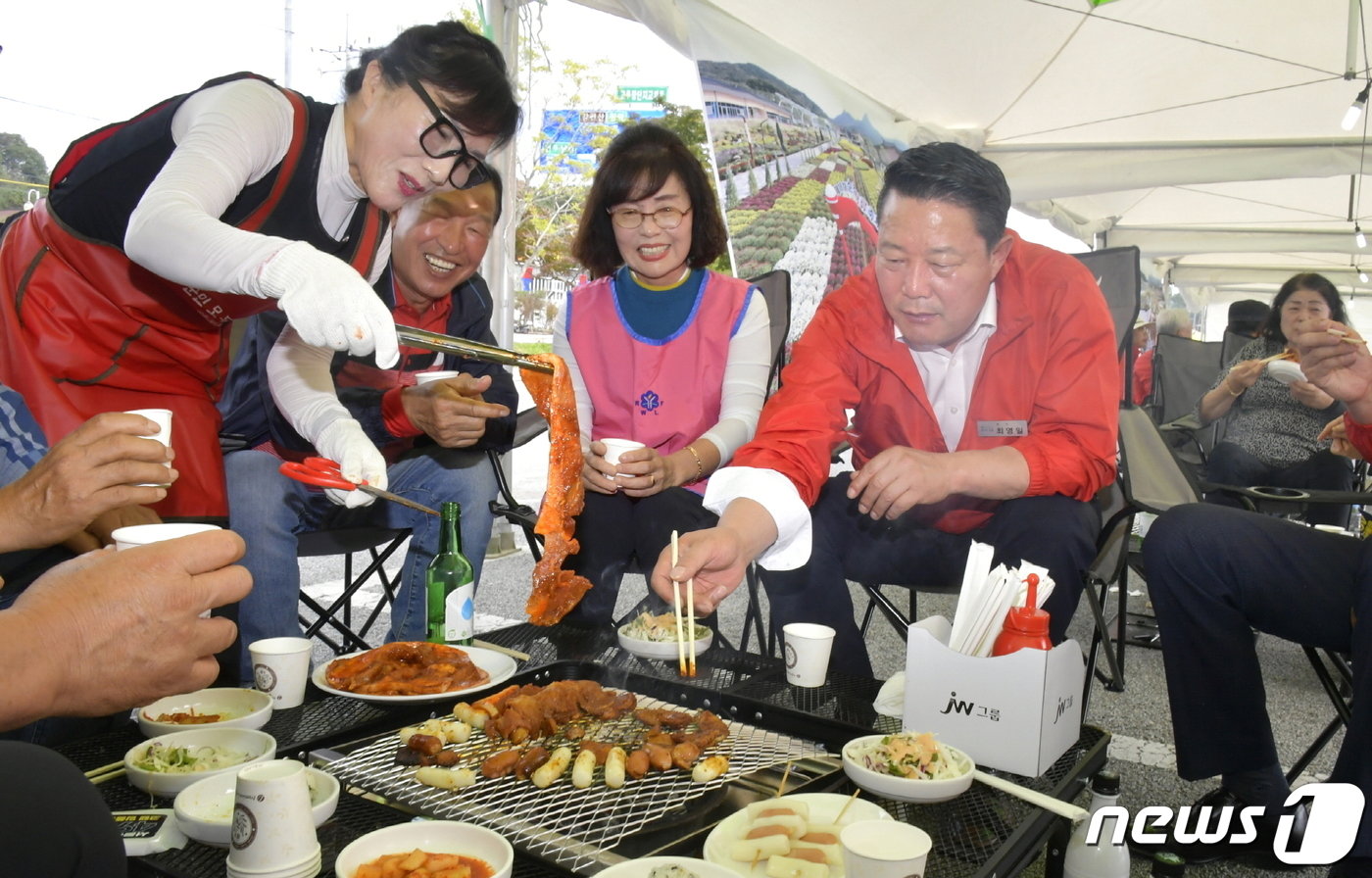  제18회 순창장류축제가 13일 개막한 가운데 이원일 셰프가 만든 순창 고추장 불고기 소스를 활용한 숯불구이가 큰 인기를 끌고 있다. 최영일 순창군수가 축제 방문객들과 함께 숯불구이 존에서 직접 고기를 굽고 있다.2023.10.14..&#40;순창군 제공&#41;/뉴스1