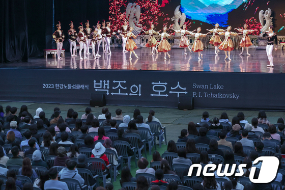 '야외 무대에서 만나는 발레 공연'