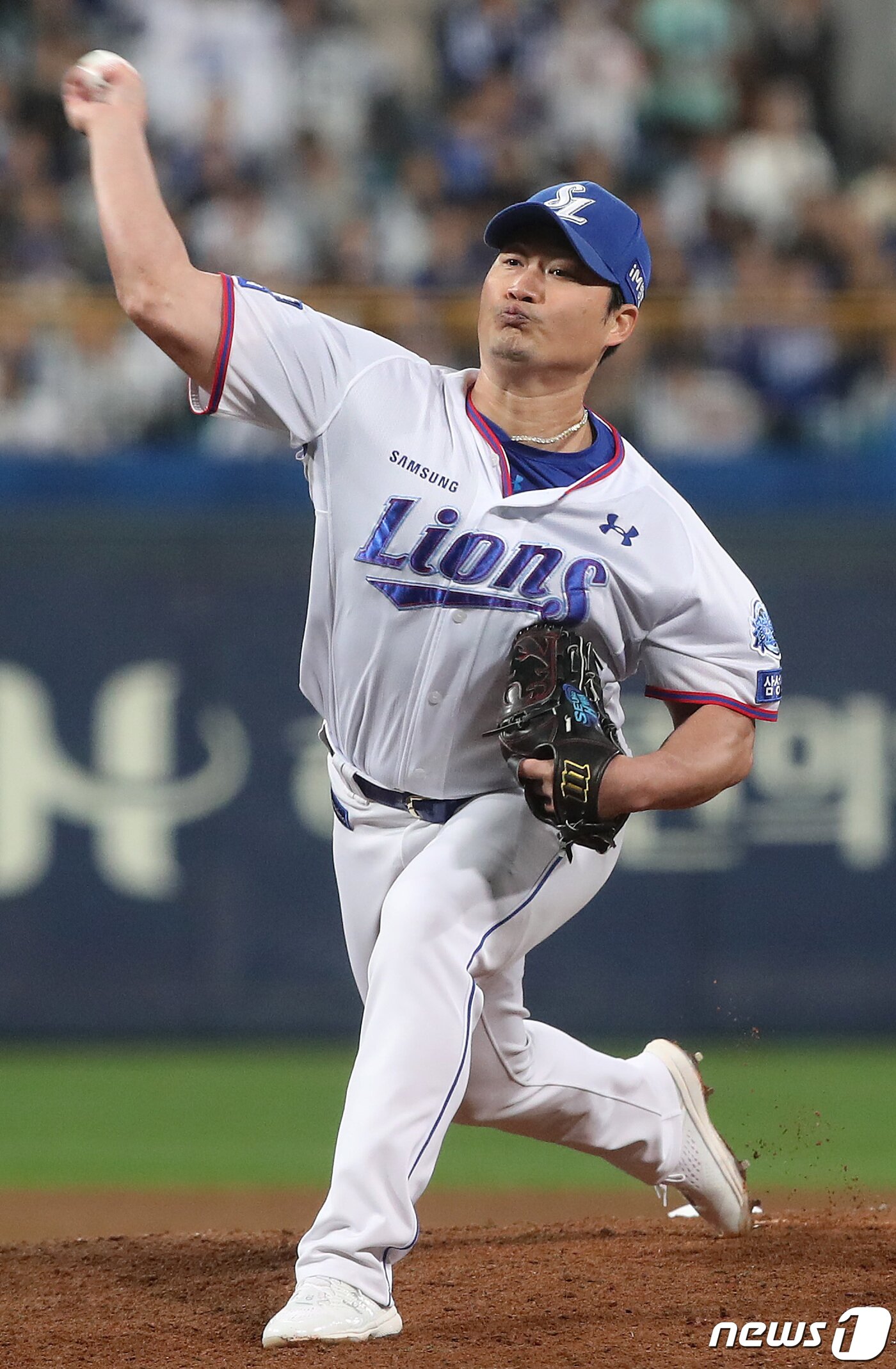 본문 이미지 - 14일 오후 대구 삼성라이온즈파크에서 열린 '프로야구 신한은행 SOL 2023 KBO리그' SSG 랜더스와 삼성 라이온즈의 경기, 4대 3으로 앞선 8회초 2사 2루 상황 마운드에 오른 삼성 마무리투수 오승환이 역투하고 있다. 2023.10.14/뉴스1 ⓒ News1 공정식 기자