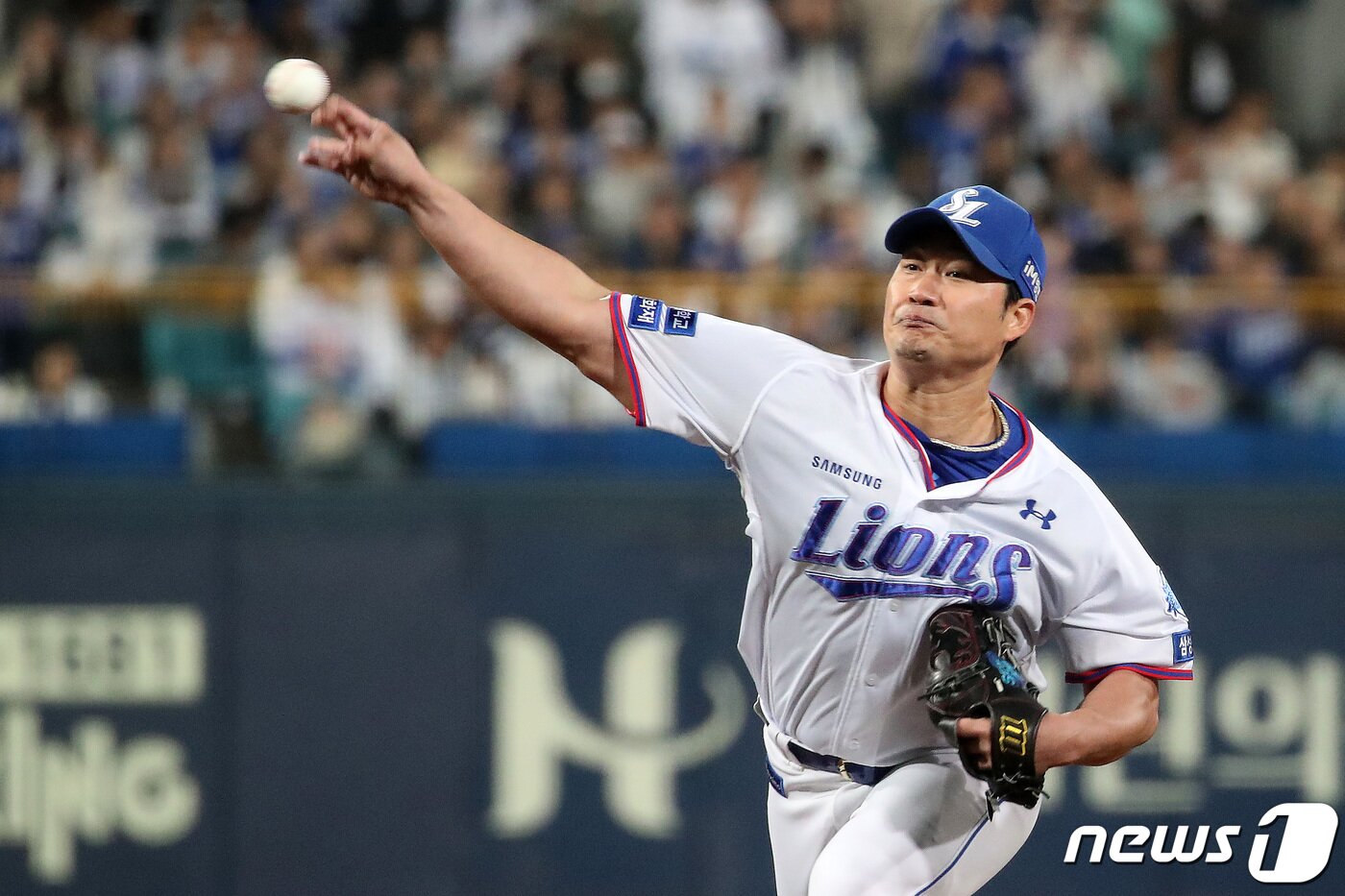본문 이미지 - 14일 오후 대구 삼성라이온즈파크에서 열린 '프로야구 신한은행 SOL 2023 KBO리그' SSG 랜더스와 삼성 라이온즈의 경기, 4대 3으로 앞선 8회초 2사 2루 상황 마운드에 오른 삼성 마무리투수 오승환이 역투하고 있다. 2023.10.14/뉴스1 ⓒ News1 공정식 기자