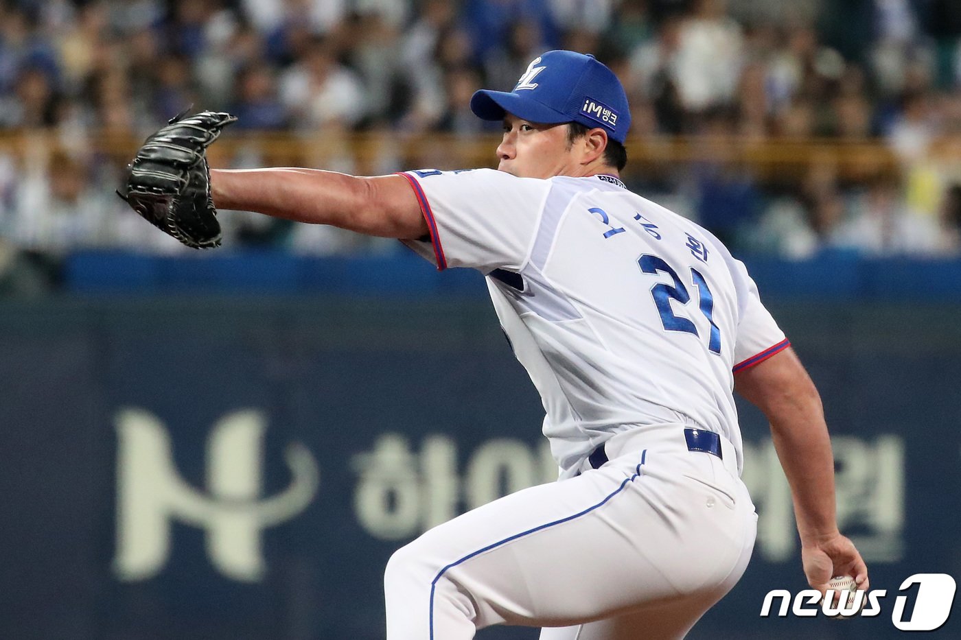 본문 이미지 - 14일 오후 대구 삼성라이온즈파크에서 열린 '프로야구 신한은행 SOL 2023 KBO리그' SSG 랜더스와 삼성 라이온즈의 경기, 4대 3으로 앞선 8회초 2사 2루 상황 마운드에 오른 삼성 마무리투수 오승환이 역투하고 있다. 2023.10.14/뉴스1 ⓒ News1 공정식 기자