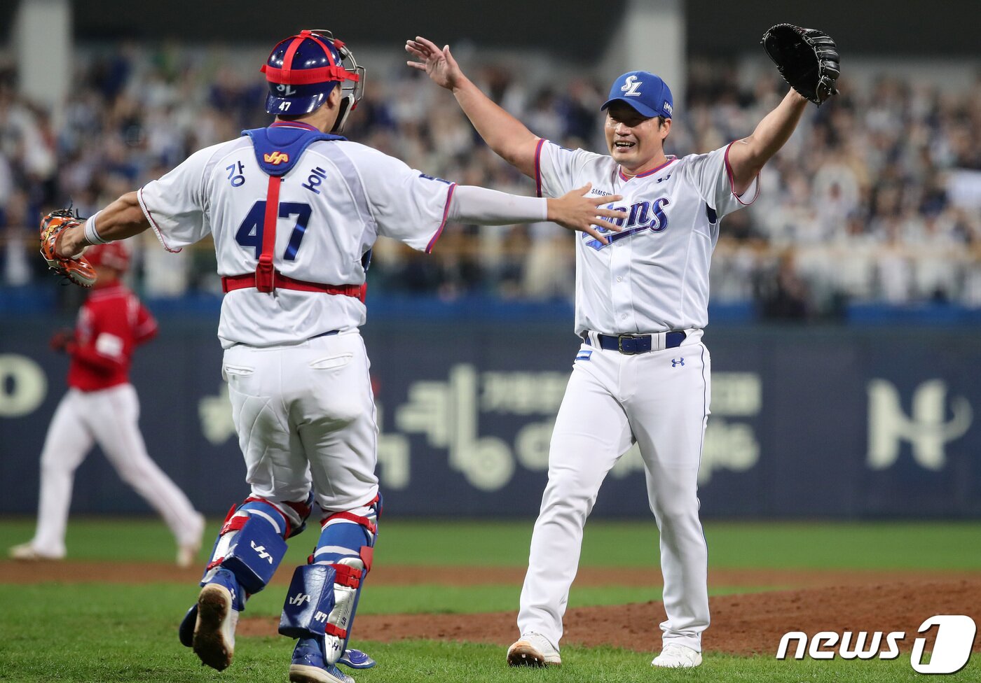 본문 이미지 - 프로야구 삼성 라이온즈 오승환이 14일 오후 대구 삼성라이온즈파크에서 열린 '신한은행 SOL 2023 KBO리그' SSG 랜더스와 삼성 라이온즈의 경기에서 KBO리그 사상 첫 통산 400세이브를 달성한 뒤 강민호 포수와 포옹하고 있다. 2023.10.14/뉴스1 ⓒ News1 공정식 기자