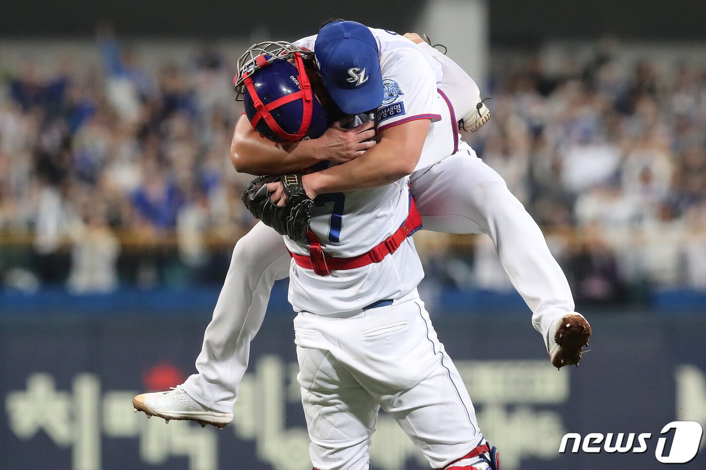 본문 이미지 - 프로야구 삼성 라이온즈 오승환이 14일 오후 대구 삼성라이온즈파크에서 열린 '신한은행 SOL 2023 KBO리그' SSG 랜더스와 삼성 라이온즈의 경기에서 KBO리그 사상 첫 통산 400세이브를 달성한 뒤 강민호 포수와 포옹하고 있다. 2023.10.14/뉴스1 ⓒ News1 공정식 기자