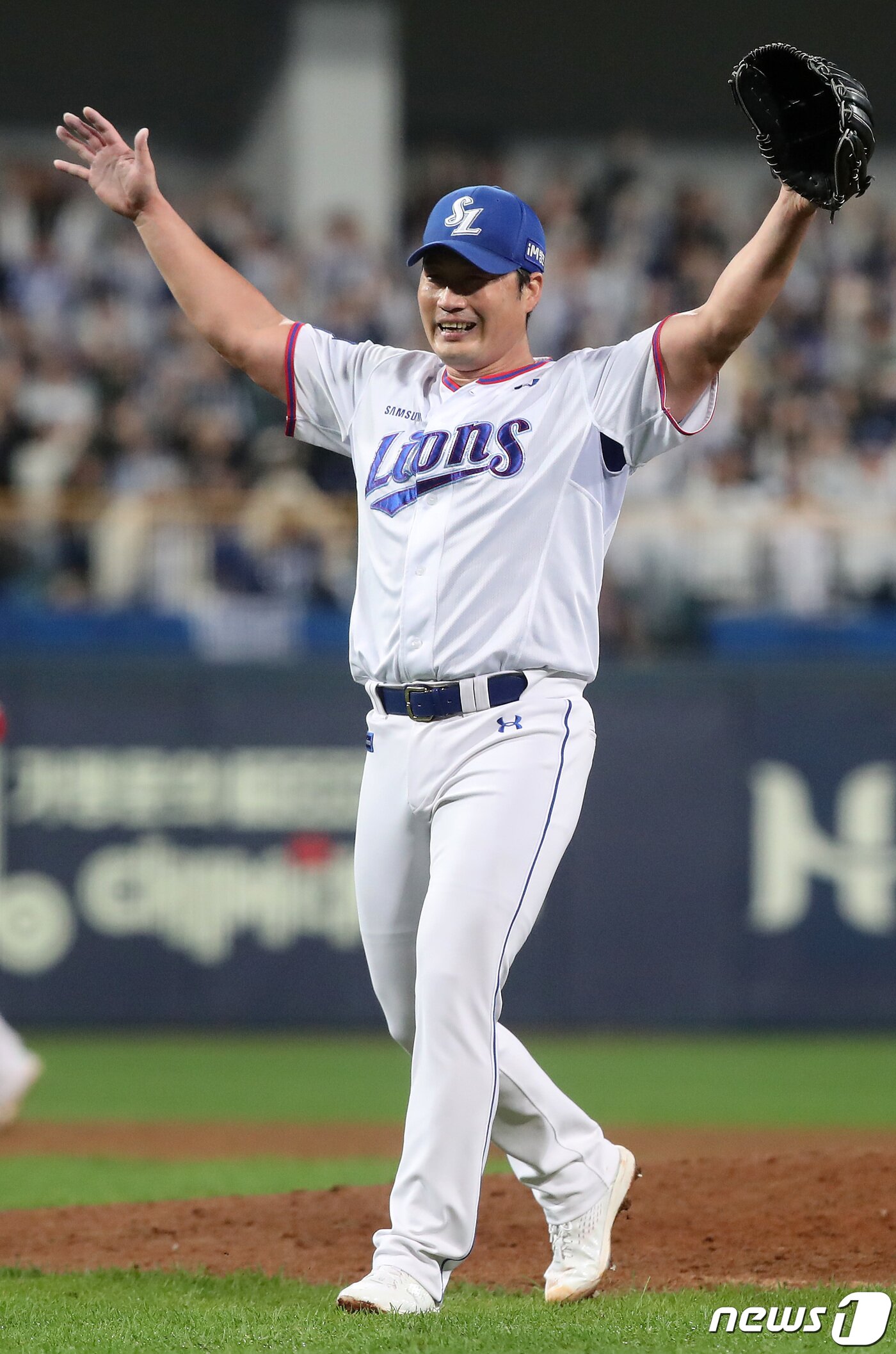 본문 이미지 - 프로야구 삼성 라이온즈 오승환이 14일 오후 대구 삼성라이온즈파크에서 열린 '신한은행 SOL 2023 KBO리그' SSG 랜더스와 삼성 라이온즈의 경기에서 KBO리그 사상 첫 통산 400세이브를 달성한 뒤 기뻐하고 있다. 2023.10.14/뉴스1 ⓒ News1 공정식 기자