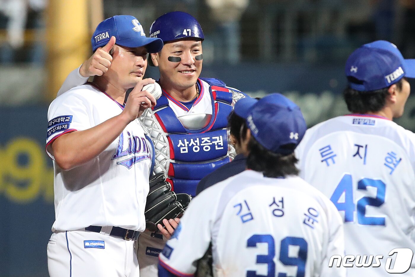 본문 이미지 - 프로야구 삼성 라이온즈 오승환이 14일 오후 대구 삼성라이온즈파크에서 열린 '신한은행 SOL 2023 KBO리그' SSG 랜더스와 삼성 라이온즈의 경기에서 KBO리그 사상 첫 통산 400세이브를 달성한 뒤 포수 강민호와 기념촬영을 하고 있다. 2023.10.14/뉴스1 ⓒ News1 공정식 기자