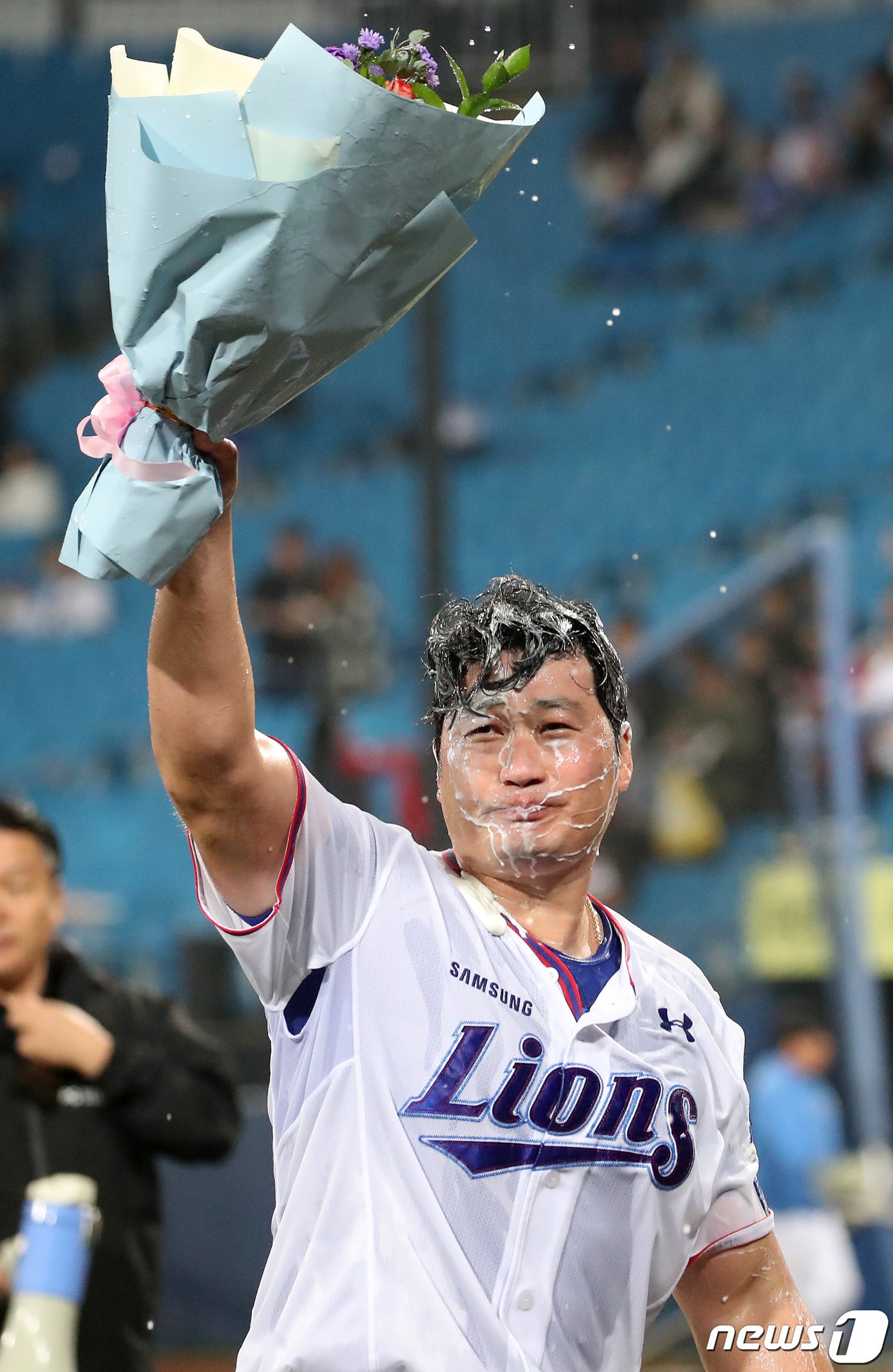 본문 이미지 - 프로야구 삼성 라이온즈 오승환이 14일 오후 대구 삼성라이온즈파크에서 열린 &#39;신한은행 SOL 2023 KBO리그&#39; SSG 랜더스와 삼성 라이온즈의 경기에서 KBO리그 사상 첫 통산 400세이브를 달성한 뒤 관중석 팬들을 향해 손을 흔들고 있다. 2023.10.14/뉴스1 ⓒ News1 공정식 기자