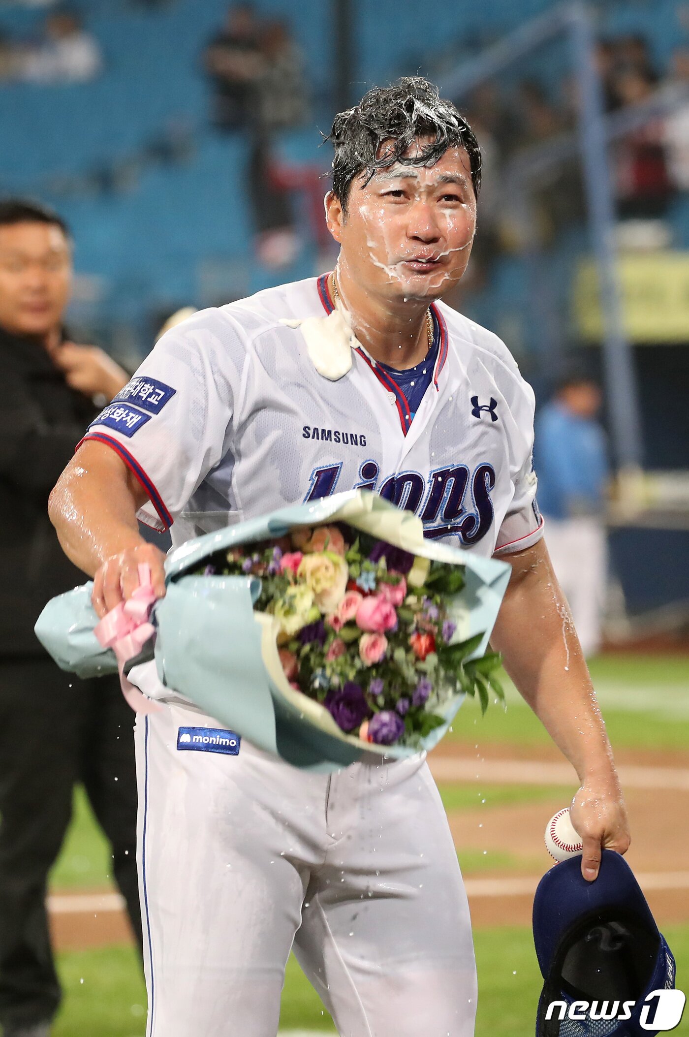 본문 이미지 - 프로야구 삼성 라이온즈 오승환이 14일 오후 대구 삼성라이온즈파크에서 열린 '신한은행 SOL 2023 KBO리그' SSG 랜더스와 삼성 라이온즈의 경기에서 KBO리그 사상 첫 통산 400세이브를 달성한 뒤 동료 선수들의 축하를 받고 있다. 2023.10.14/뉴스1 ⓒ News1 공정식 기자