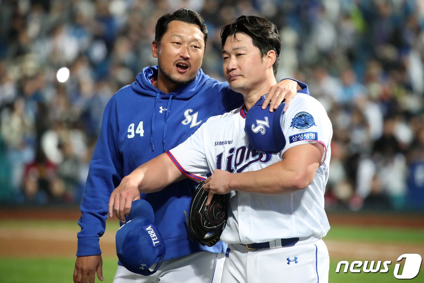 본문 이미지 - 프로야구 삼성 라이온즈 오승환이 14일 오후 대구 삼성라이온즈파크에서 열린 '신한은행 SOL 2023 KBO리그' SSG 랜더스와 삼성 라이온즈의 경기에서 KBO리그 사상 첫 통산 400세이브를 달성한 뒤 권오준 코치의 축하를 받고 있다. 2023.10.14/뉴스1 ⓒ News1 공정식 기자