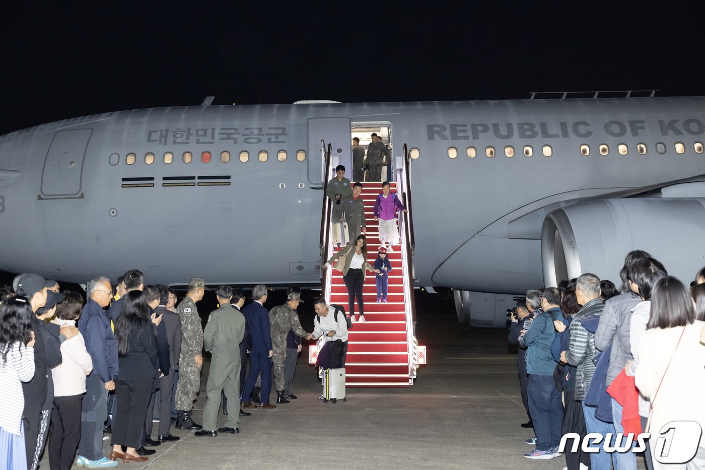 14일 밤 경기 성남 서울공항을 통해 귀국한 이스라엘 교민과 가족들이 KC-330&#40;시그너스&#41; 군 수송기에서 내리고 있다. 구조 인원은 우리 국민 163명과 일본인 51명, 싱가포르인 6명 등 총220이다. 2023.10.15/뉴스1 ⓒ News1 사진공동취재단