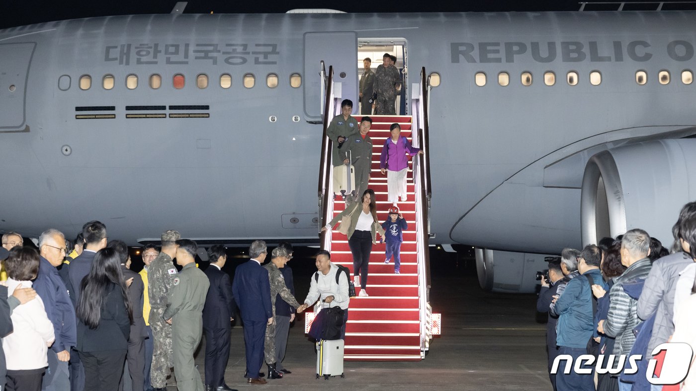 14일 밤 경기 성남 서울공항을 통해 귀국한 이스라엘 교민과 가족들이 KC-330&#40;시그너스&#41; 군 수송기에서 내리고 있다. 구조 인원은 우리 국민 163명과 일본인 51명, 싱가포르인 6명 등 총220이다. 2023.10.15/뉴스1 ⓒ News1 사진공동취재단