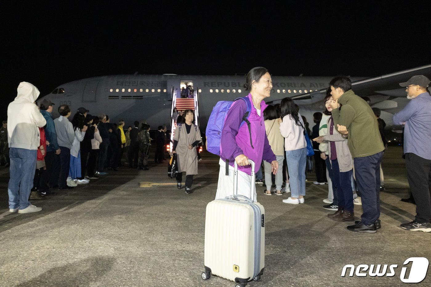 14일 밤 경기 성남 서울공항을 통해 귀국한 이스라엘 교민과 가족들이 KC-330&#40;시그너스&#41; 군 수송기에서 내리고 있다. 구조 인원은 우리 국민 163명과 일본인 51명, 싱가포르인 6명 등 총220이다. 2023.10.15/뉴스1 ⓒ News1 사진공동취재단