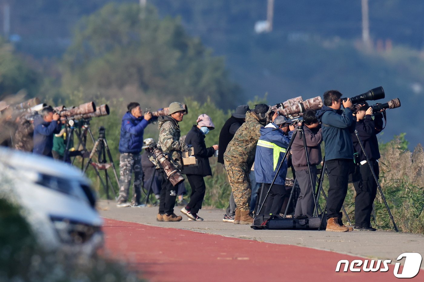 15일 오전 경북 포항시 남구 연일읍 형산강에서 전국에서 모여든 생태사진작가들이 멸종위기 2급인 물수리의 사냥 모습을 촬영하고 있다. 2023.10.15/뉴스1 ⓒ News1 최창호 기자