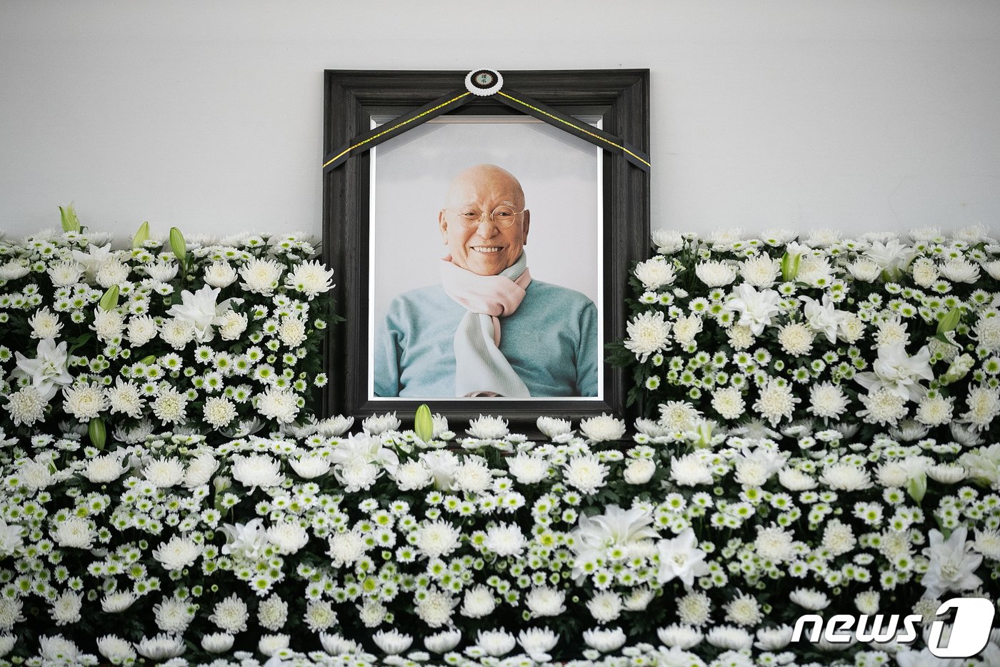 본문 이미지 - 15일 서울 종로구 서울대병원 장례식장에 고 박서보 화백의 빈소가 마련돼 있다. '한국 단색화의 거장' 박서보 화백은 지난 14일 오전 향년 92세로 별세했다. 박 화백은 1957년 한국 최초의 앵포르멜 작품인 '회화 No.1'을 그린 화가다. 한국 단색화의 시초라 할 수 있다. 2023.10.15/뉴스1 ⓒ News1 이승배 기자