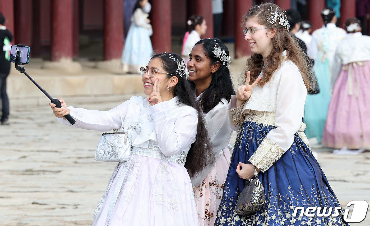 (서울=뉴스1) 김진환 기자 = 2023 가을 궁중문화축전이 열리고 있는 15일 서울 종로구 경복궁에서 한복을 입은 외국인 관광객들이 사진을 찍으며 추억을 남기고 있다. 한편, 오 …