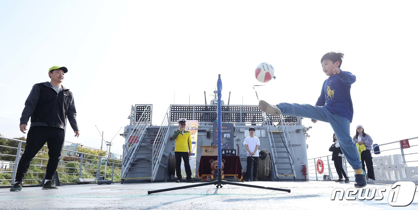 (서울=뉴스1) 신웅수 기자 = 15일 서울 마포구 망원한강공원 서울함 공원에서 열린 2023 서울함 페스티벌에서 시민들이 선상 족구를 즐기고 있다.이번 행사는 시민들이 해군 일상 …