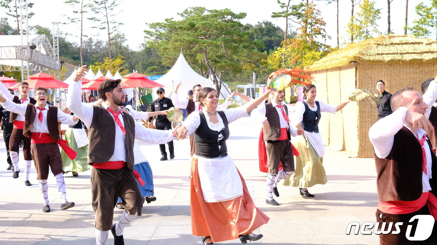 54회 영동난계국악축제 거리퍼레이드 장면. &#40;영동군 제공&#41; /뉴스1  