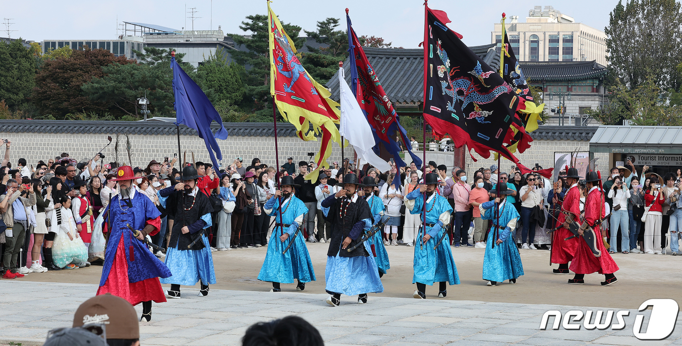 (서울=뉴스1) 김진환 기자 = 2023 가을 궁중문화축전이 열리고 있는 15일 서울 종로구 경복궁에서 시민들과 외국인 관광객들이 수문장 교대식을 관람하며 휴일을 즐기고 있다. …