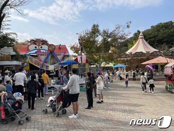 대전오월드 이용객들이 미니바이킹 및 회전목마를 타기 위해 기다리고 있다.&#40;오월드 제공&#41;/뉴스1