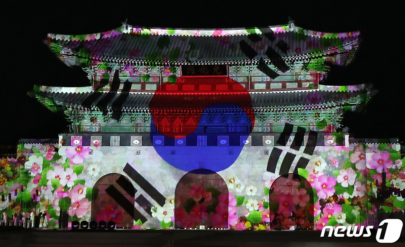 본문 이미지 - 15일 오후 서울 종로구 광화문광장에서 열린 광화문 월대 및 현판 복원 기념식에서 미디어파사드 공연이 펼쳐지고 있다. 이번 행사는 광화문 제 모습 찾기를 시작으로 그동안 추진된 월대와 현판 복원이 마무리됐음을 국민들에게 알리고 기념하기 위해 '광화문 월대 새길맞이'라는 슬로건으로 마련됐다. 2023.10.15/뉴스1 ⓒ News1 김진환 기자