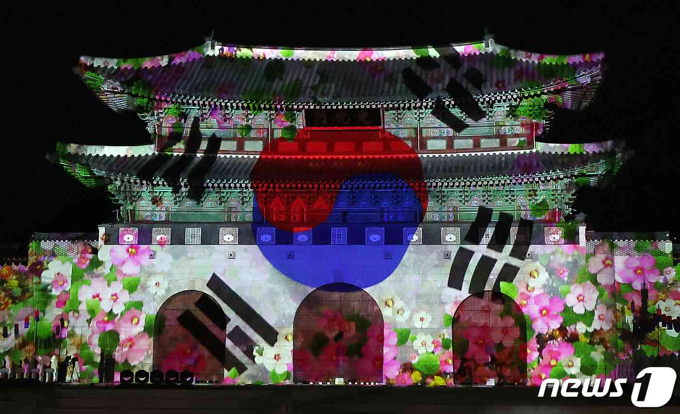 15일 오후 서울 종로구 광화문광장에서 열린 광화문 월대 및 현판 복원 기념식에서 미디어파사드 공연이 펼쳐지고 있다. 이번 행사는 광화문 제 모습 찾기를 시작으로 그동안 추진된 월대와 현판 복원이 마무리됐음을 국민들에게 알리고 기념하기 위해 '광화문 월대 새길맞이'라는 슬로건으로 마련됐다. 2023.10.15/뉴스1 © News1 김진환 기자