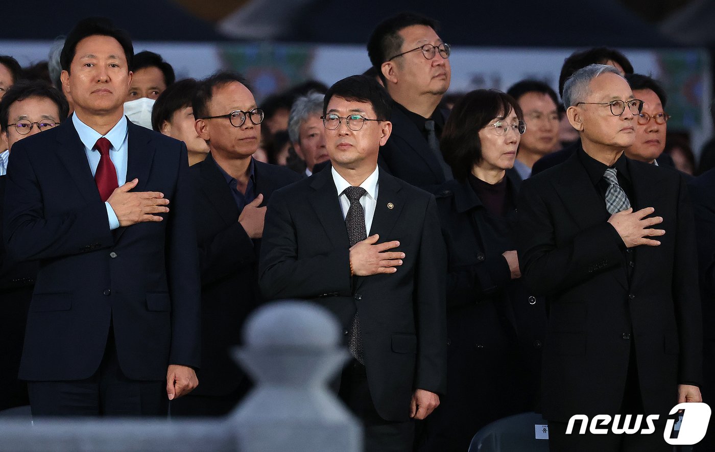 오세훈 서울시장&#40;왼쪽부터&#41;, 최응천 문화재청장, 유인촌 문화체육관광부 장관이 15일 오후 서울 종로구 광화문광장에서 열린 ‘광화문 월대 및 현판 복원 기념식’에서 국민의례를 하고 있다. 행사는 광화문 제 모습 찾기를 시작으로 그동안 추진된 월대와 현판 복원이 마무리됐음을 국민들에게 알리고 기념하기 위해 &#39;광화문 월대 새길맞이&#39;라는 슬로건으로 마련됐다. 2023.10.15/뉴스1 ⓒ News1 김진환 기자