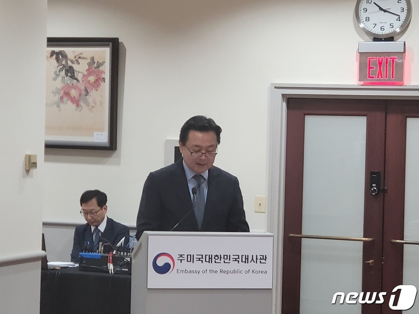 본문 이미지 - 조현동 주미대사가 15일(현지시간) 워싱턴DC 주미대사관에서 열린 국회 외교통일위원회 국정감사에 앞서 업무보고를 하고 있다.