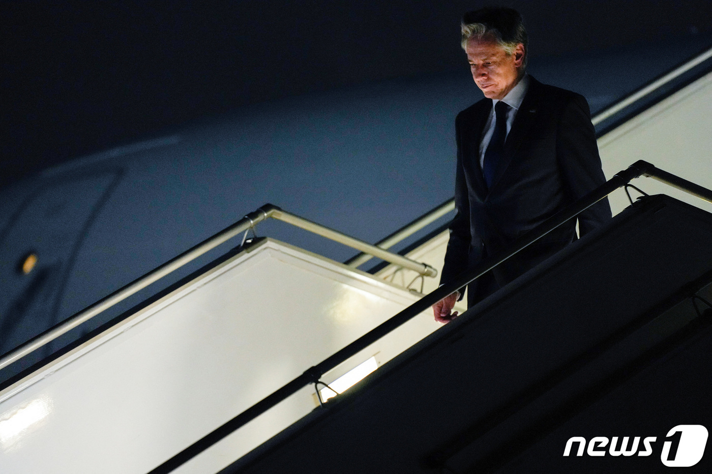 (암만 로이터=뉴스1) 우동명 기자 = 토니 블링컨 미국 국무 장관이 15일(현지시간) 이스라엘-팔레스타인 전쟁의 확전을 막기 위한 중동 순방 중 요르단 암만의 공항에 도착을 하고 …