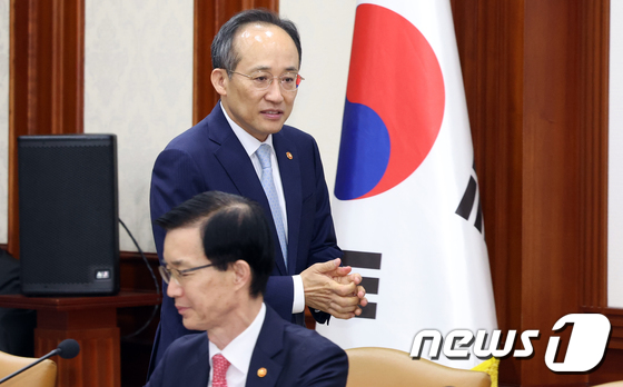 비상경제장관회의 참석하는 추경호 부총리
