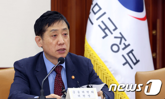 비상경제장관회의 모두 발언하는 김주현 위원장