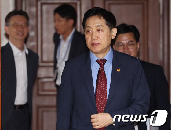 비상경제장관회의 참석하는 김주현 위원장 