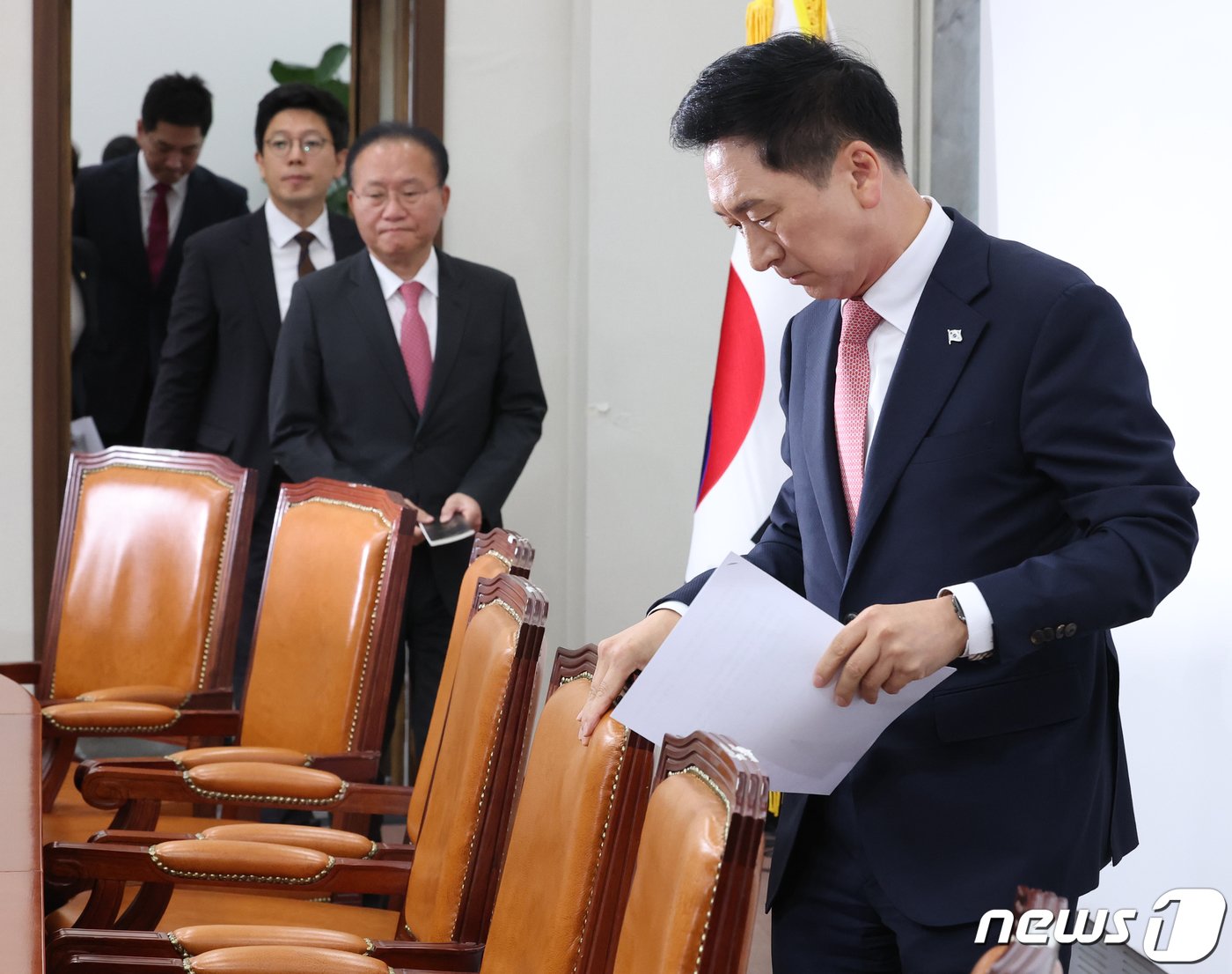 본문 이미지 - 김기현 국민의힘 대표가 16일 서울 여의도 국회에서 열린 최고위원회의에 참석하고 있다. 2023.10.16/뉴스1 ⓒ News1 송원영 기자