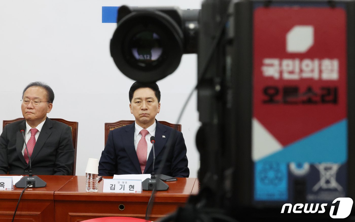 본문 이미지 - 김기현 국민의힘 대표와 윤재옥 원내대표가 16일 서울 여의도 국회에서 열린 최고위원회의에 참석 하고 있다. 2023.10.16/뉴스1 ⓒ News1 송원영 기자