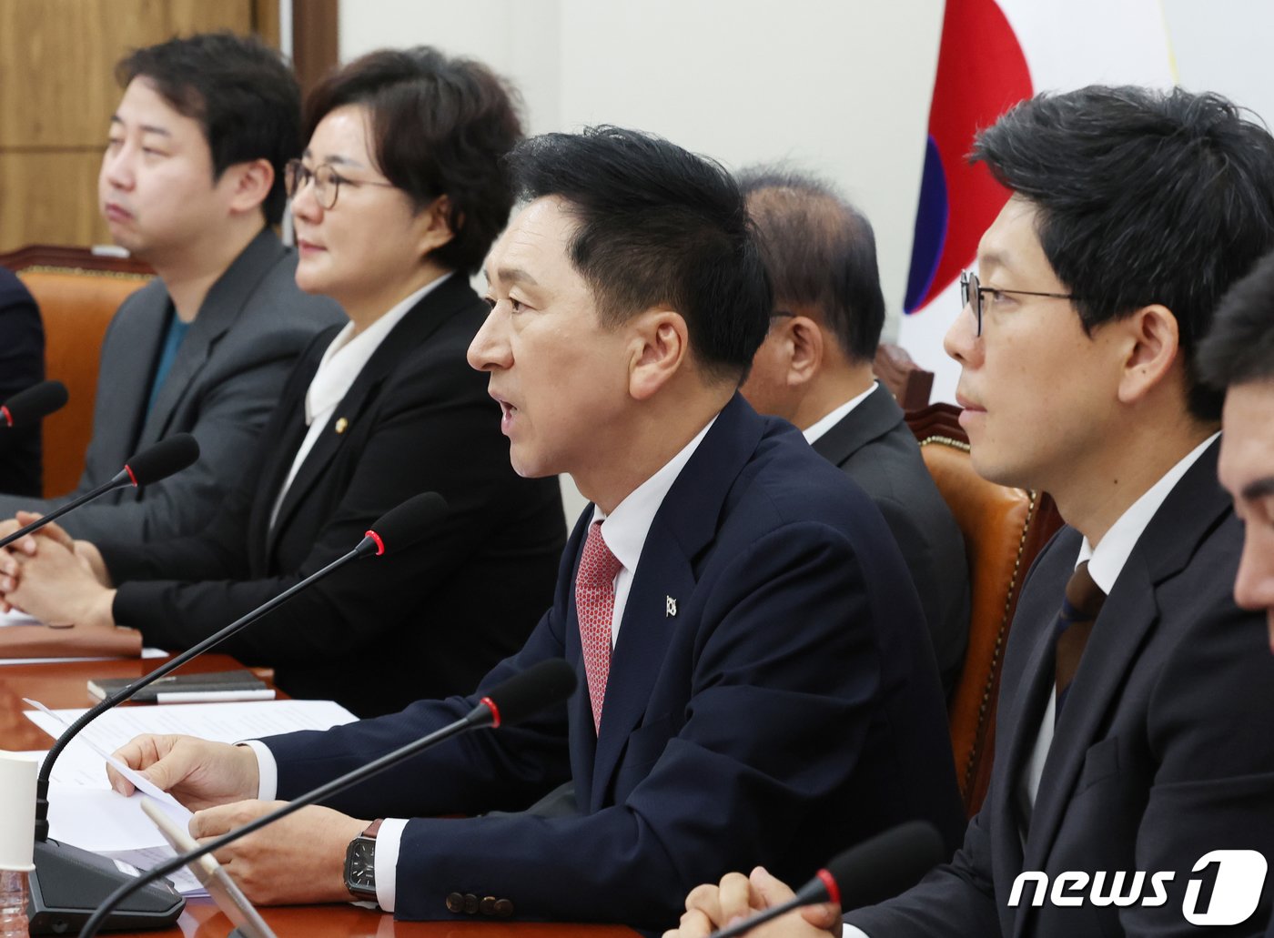 본문 이미지 - 김기현 국민의힘 대표가 16일 서울 여의도 국회에서 열린 최고위원회의에서 발언을 하고 있다. 2023.10.16/뉴스1 ⓒ News1 송원영 기자