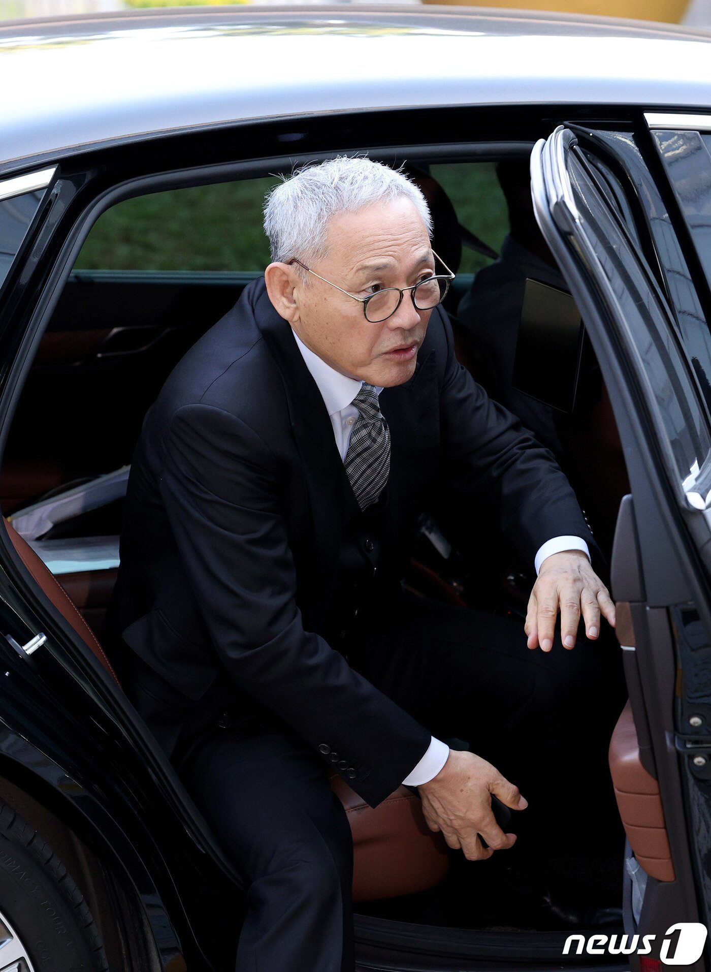 본문 이미지 - 유인촌 문화체육관광부 장관이 16일 오전 정부세종청사 문체부 청사에 첫 출근하고 있다. 2023.10.16/뉴스1 ⓒ News1 장수영 기자