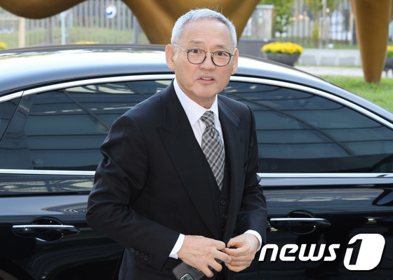 세종청사 첫 츨근길 나선 유인촌 문체부 장관