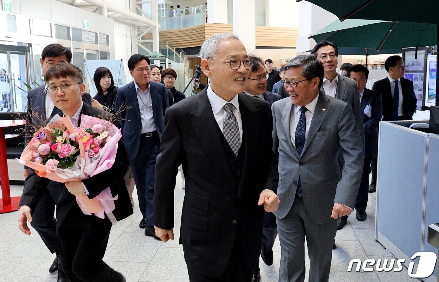 본문 이미지 - 유인촌 문화체육관광부 장관이 16일 오전 정부세종청사 문체부 청사에 첫 출근하고 있다. 2023.10.16/뉴스1 ⓒ News1 장수영 기자